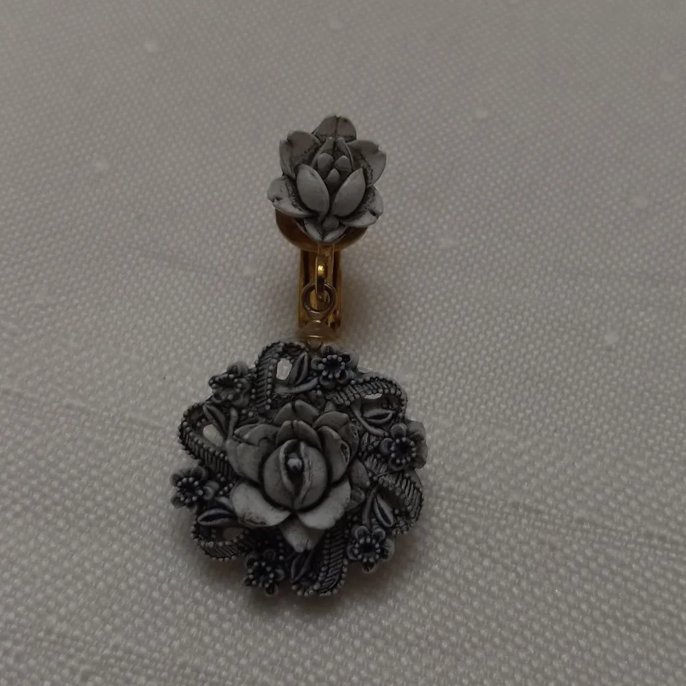 Vintage Black and White Molded Celluloid Flower Earrings - Picture 3 of 6